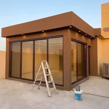 ملحق مجلس ضيافة بواجهة خشبية وزجاج عريض