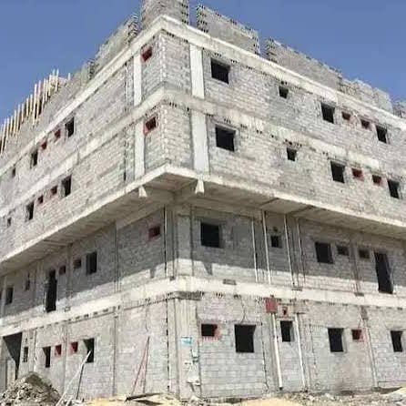 عظم عمارة سكنية متعددة الأدوار قيد الإنشاء