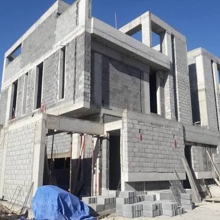 بناء عظم فيلا: جدران بلوك وأسقف خرسانية جاهزة للتشطيب