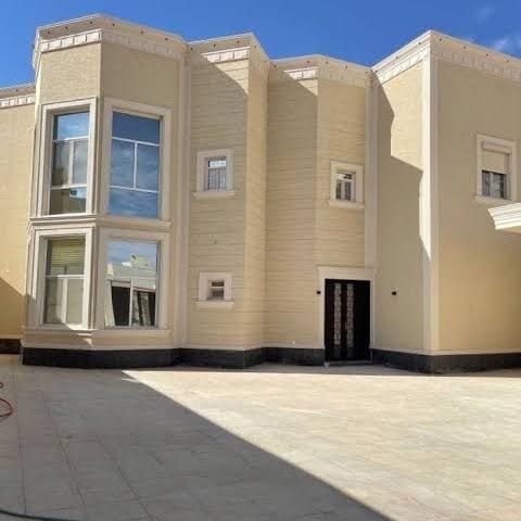 واجهة فيلا بحجر طبيعي بعد أعمال التشطيب الخارجي